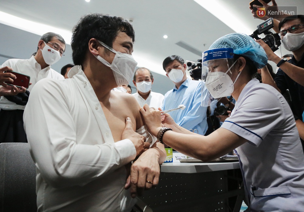 Cận cảnh 500 nhân viên khởi đầu cho chiến dịch tiêm chủng vaccine Covid-19 lớn nhất lịch sử tại TP.HCM - Ảnh 7.