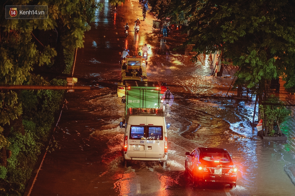 Chùm ảnh Hà Nội sau cơn mưa trắng trời: Cây đổ khắp phố phường, mất điện, người dân không kịp trở tay - Ảnh 11.