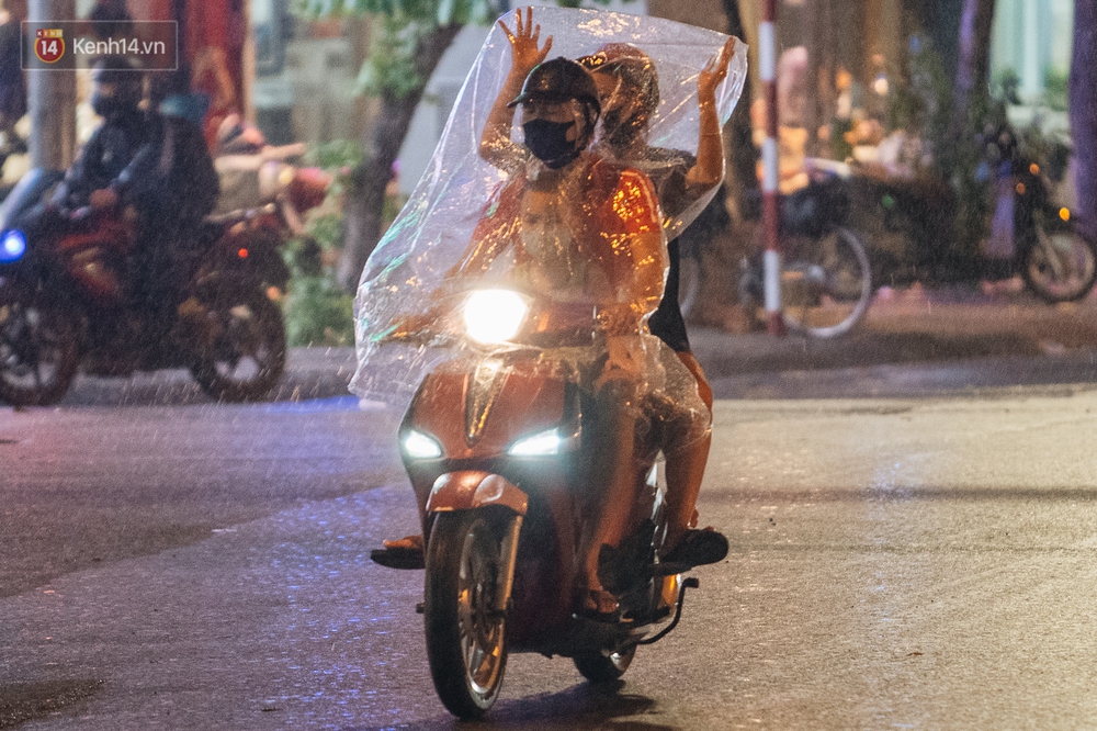Chùm ảnh Hà Nội sau cơn mưa trắng trời: Cây đổ khắp phố phường, mất điện, người dân không kịp trở tay - Ảnh 7. Chùm ảnh Hà Nội sau cơn mưa trắng trời: Cây đổ khắp phố phường, mất điện, người dân không kịp trở tay - Ảnh 7.