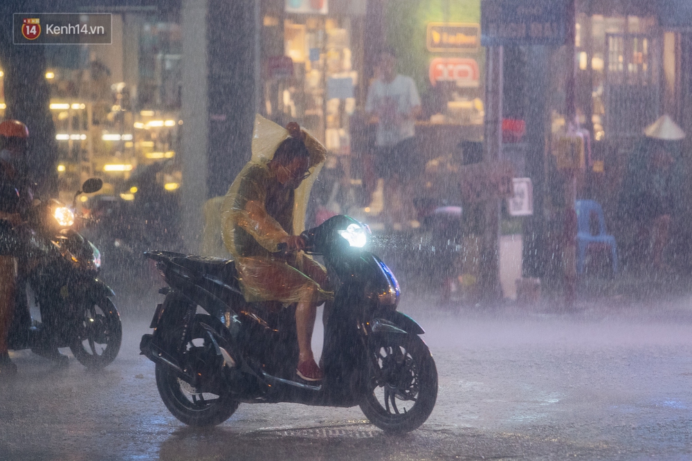 Chùm ảnh Hà Nội sau cơn mưa trắng trời: Cây đổ khắp phố phường, mất điện, người dân không kịp trở tay - Ảnh 6. Chùm ảnh Hà Nội sau cơn mưa trắng trời: Cây đổ khắp phố phường, mất điện, người dân không kịp trở tay - Ảnh 6.