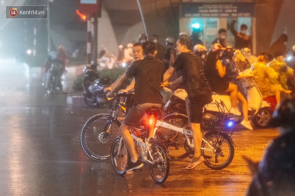 Chùm ảnh Hà Nội sau cơn mưa trắng trời: Cây đổ khắp phố phường, mất điện, người dân không kịp trở tay - Ảnh 5.