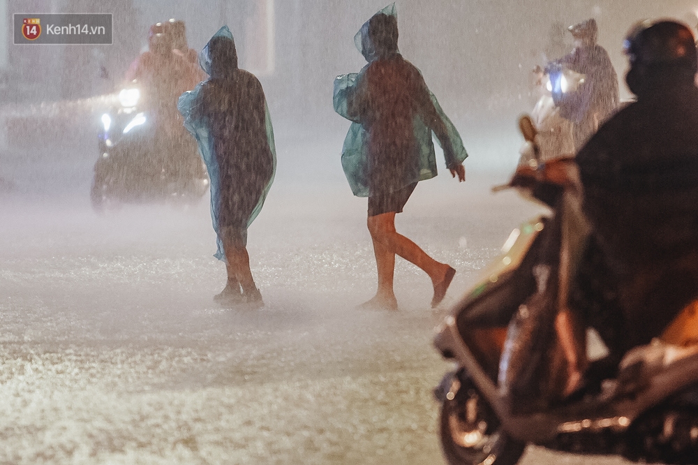 Chùm ảnh Hà Nội sau cơn mưa trắng trời: Cây đổ khắp phố phường, mất điện, người dân không kịp trở tay - Ảnh 4.
