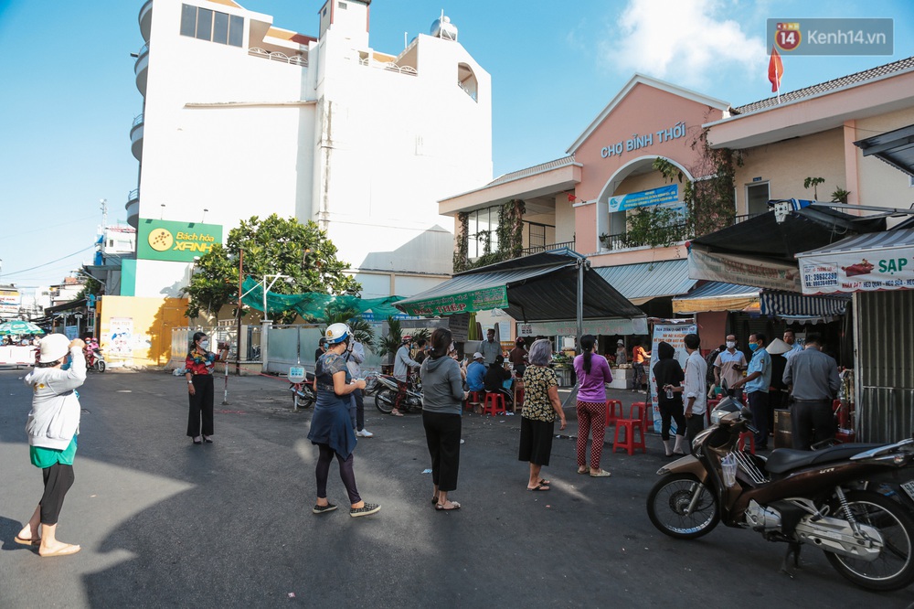 Người dân xếp hàng đi chợ bằng tem phiếu lần đầu tiên ở Sài Gòn: Tôi thấy phát phiếu đi chợ rất tốt, an toàn cho mọi người trong mùa dịch - Ảnh 2.