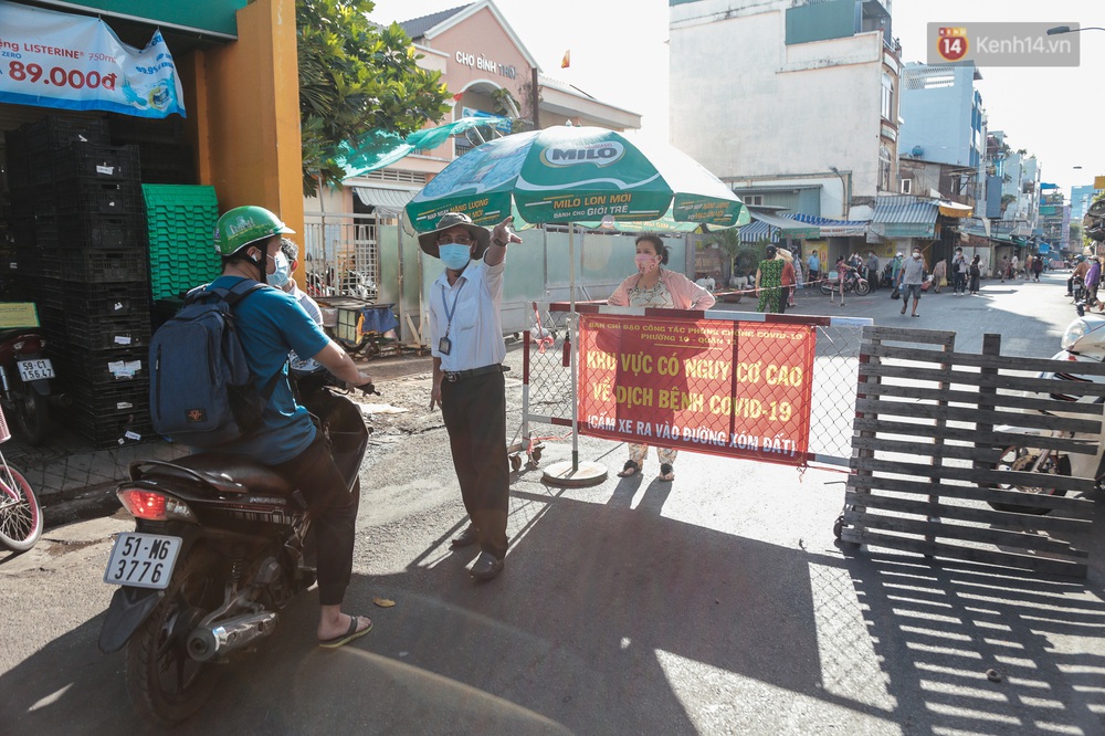 Người dân xếp hàng đi chợ bằng tem phiếu lần đầu tiên ở Sài Gòn: Tôi thấy phát phiếu đi chợ rất tốt, an toàn cho mọi người trong mùa dịch - Ảnh 15.