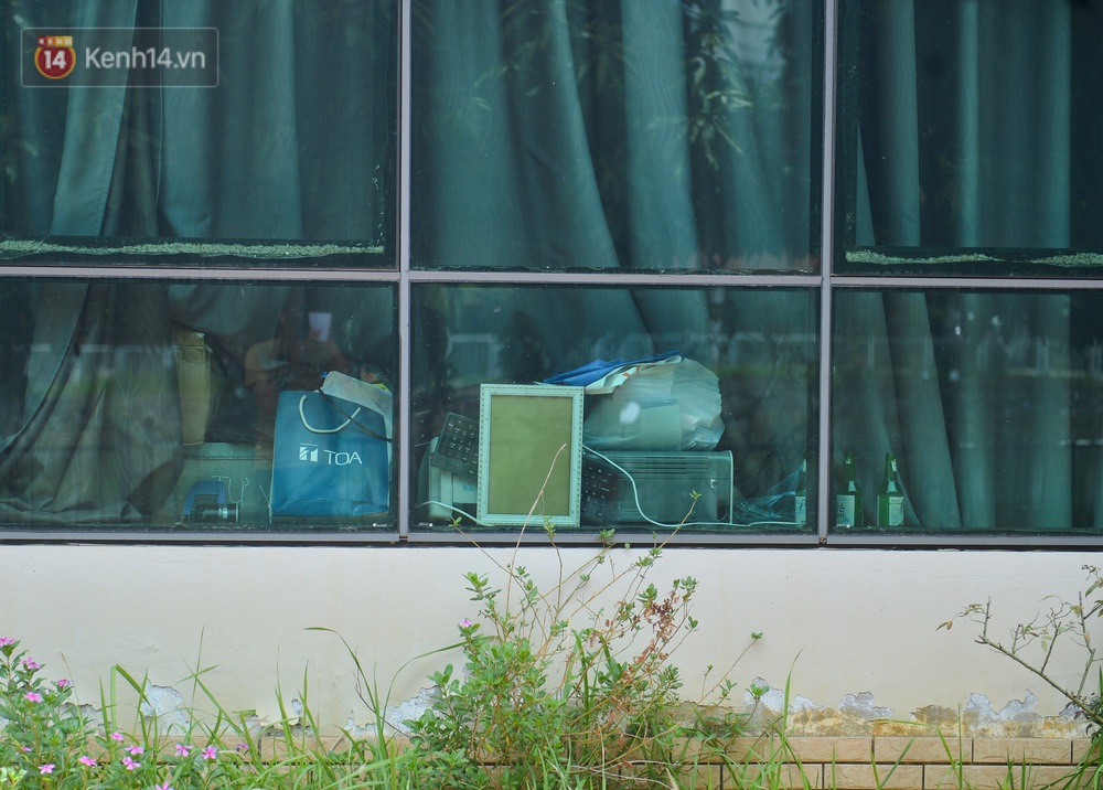 Toàn cảnh công ty thu gom rác ở Hà Nội nợ lương hàng trăm công nhân: Trụ sở vắng bóng người, thiết bị hỏng ngổn ngang ngoài sân - Ảnh 14.