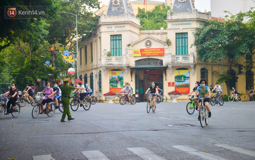 Ảnh, clip: Sáng nay, dân Hà Nội mở đường đua xe đạp đông nghịt quanh Hồ Gươm bất chấp quy định không tụ tập phòng dịch Covid-19 - Ảnh 17. Ảnh, clip: Sáng nay, dân Hà Nội mở đường đua xe đạp đông nghịt quanh Hồ Gươm bất chấp quy định không tụ tập phòng dịch Covid-19 - Ảnh 17.
