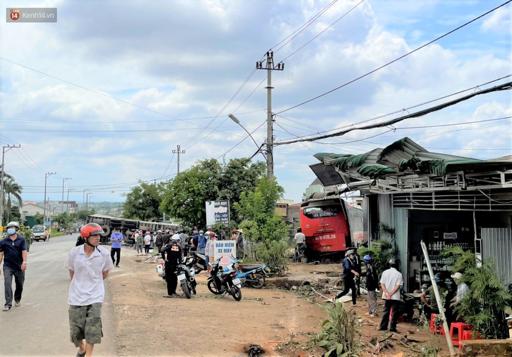 Nhân chứng thất thần kể lại giây phút tai nạn liên hoàn khiến ít nhất 7 người thương vong - Ảnh 5. Nhân chứng thất thần kể lại giây phút tai nạn liên hoàn khiến ít nhất 7 người thương vong - Ảnh 5.