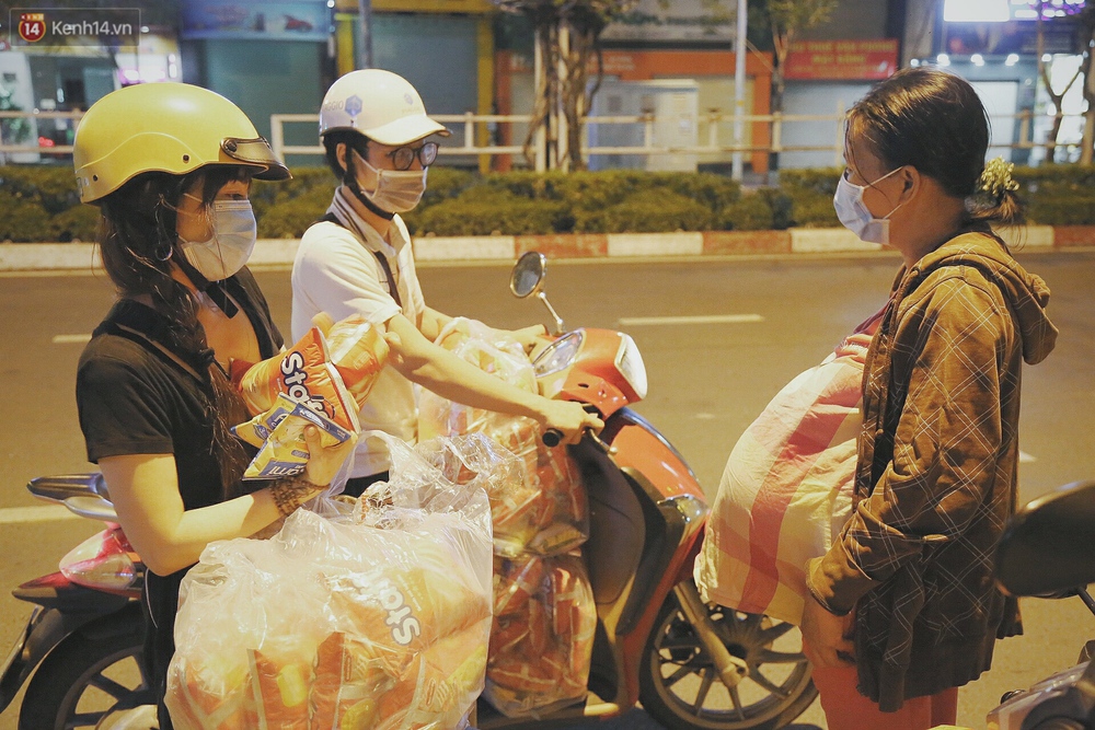 Người vô gia cư lay lắt trong đêm đầu Sài Gòn giãn cách: Con không có nhà, tối con ra Cầu Mống mà ngủ - Ảnh 10.