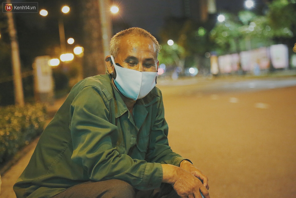 Người vô gia cư lay lắt trong đêm đầu Sài Gòn giãn cách: Con không có nhà, tối con ra Cầu Mống mà ngủ - Ảnh 14.
