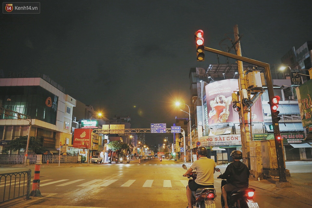 Người vô gia cư lay lắt trong đêm đầu Sài Gòn giãn cách: Con không có nhà, tối con ra Cầu Mống mà ngủ - Ảnh 1.