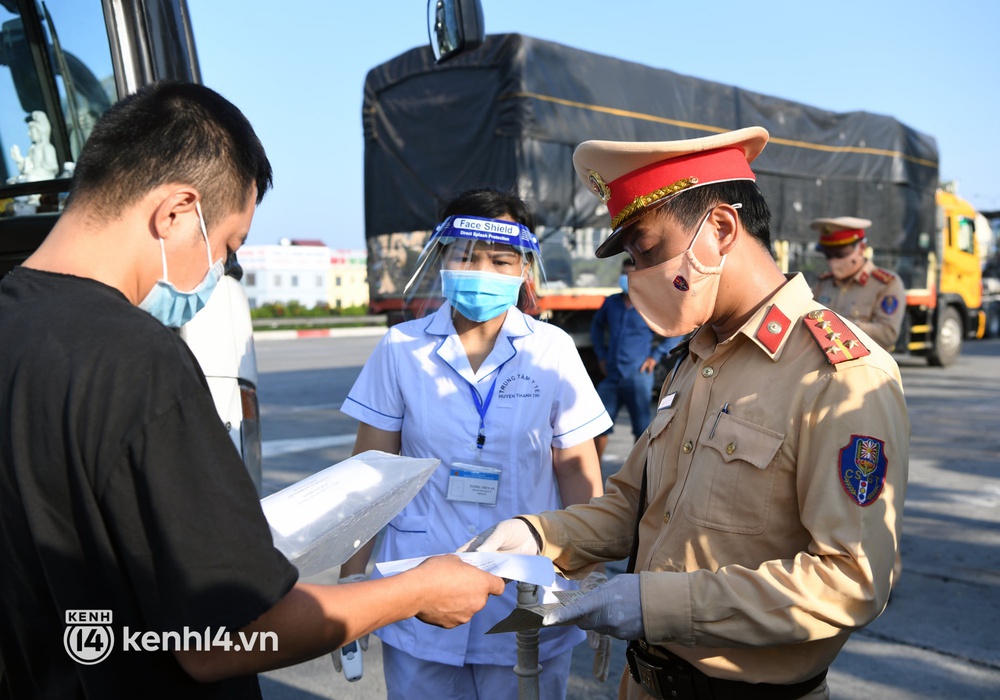 Chùm ảnh: Các chốt kiểm soát tại cửa ngõ Hà Nội bắt đầu hoạt động, nhiều tài xế phải quay đầu vì đến từ vùng dịch - Ảnh 8. Chùm ảnh: Các chốt kiểm soát tại cửa ngõ Hà Nội bắt đầu hoạt động, nhiều tài xế phải quay đầu vì đến từ vùng dịch - Ảnh 8.
