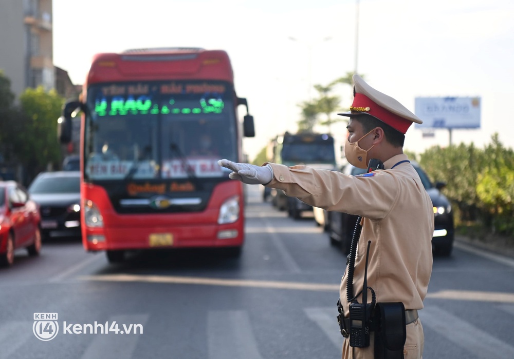 Chùm ảnh: Các chốt kiểm soát tại cửa ngõ Hà Nội bắt đầu hoạt động, nhiều tài xế phải quay đầu vì đến từ vùng dịch - Ảnh 16. Chùm ảnh: Các chốt kiểm soát tại cửa ngõ Hà Nội bắt đầu hoạt động, nhiều tài xế phải quay đầu vì đến từ vùng dịch - Ảnh 16.