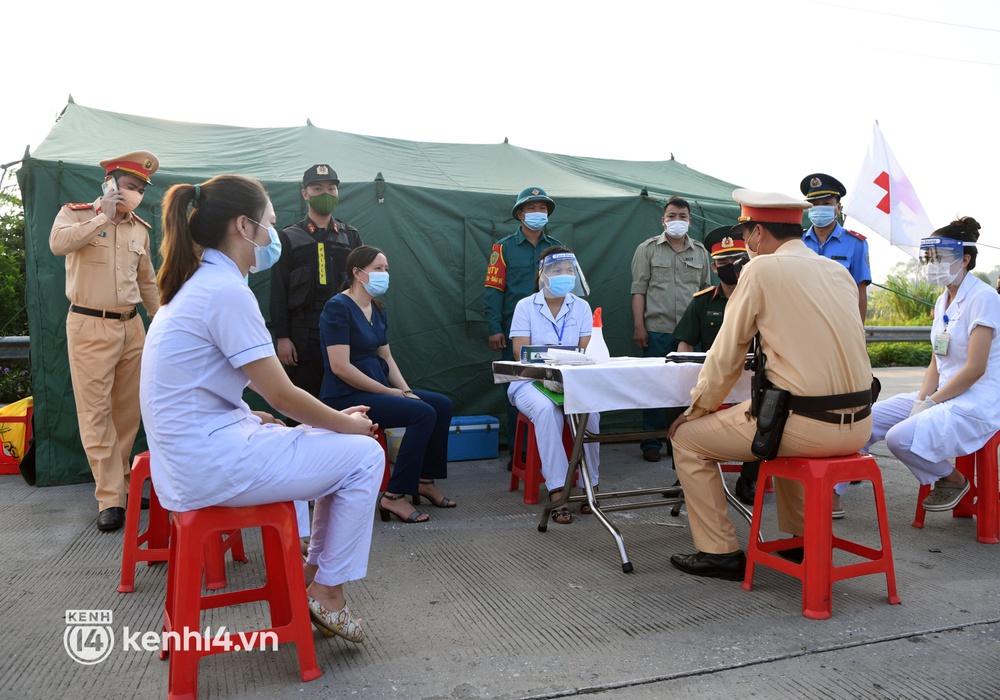 Chùm ảnh: Các chốt kiểm soát tại cửa ngõ Hà Nội bắt đầu hoạt động, nhiều tài xế phải quay đầu vì đến từ vùng dịch - Ảnh 2. Chùm ảnh: Các chốt kiểm soát tại cửa ngõ Hà Nội bắt đầu hoạt động, nhiều tài xế phải quay đầu vì đến từ vùng dịch - Ảnh 2.
