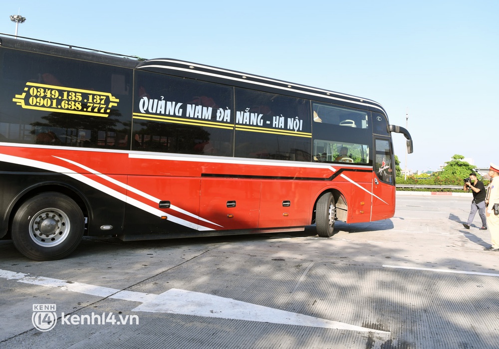 Chùm ảnh: Các chốt kiểm soát tại cửa ngõ Hà Nội bắt đầu hoạt động, nhiều tài xế phải quay đầu vì đến từ vùng dịch - Ảnh 14. Chùm ảnh: Các chốt kiểm soát tại cửa ngõ Hà Nội bắt đầu hoạt động, nhiều tài xế phải quay đầu vì đến từ vùng dịch - Ảnh 14.