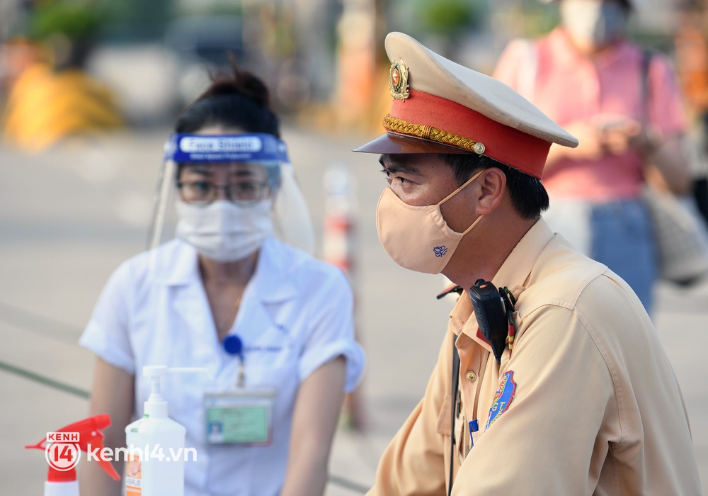 Chùm ảnh: Các chốt kiểm soát tại cửa ngõ Hà Nội bắt đầu hoạt động, nhiều tài xế phải quay đầu vì đến từ vùng dịch - Ảnh 4. Chùm ảnh: Các chốt kiểm soát tại cửa ngõ Hà Nội bắt đầu hoạt động, nhiều tài xế phải quay đầu vì đến từ vùng dịch - Ảnh 4.