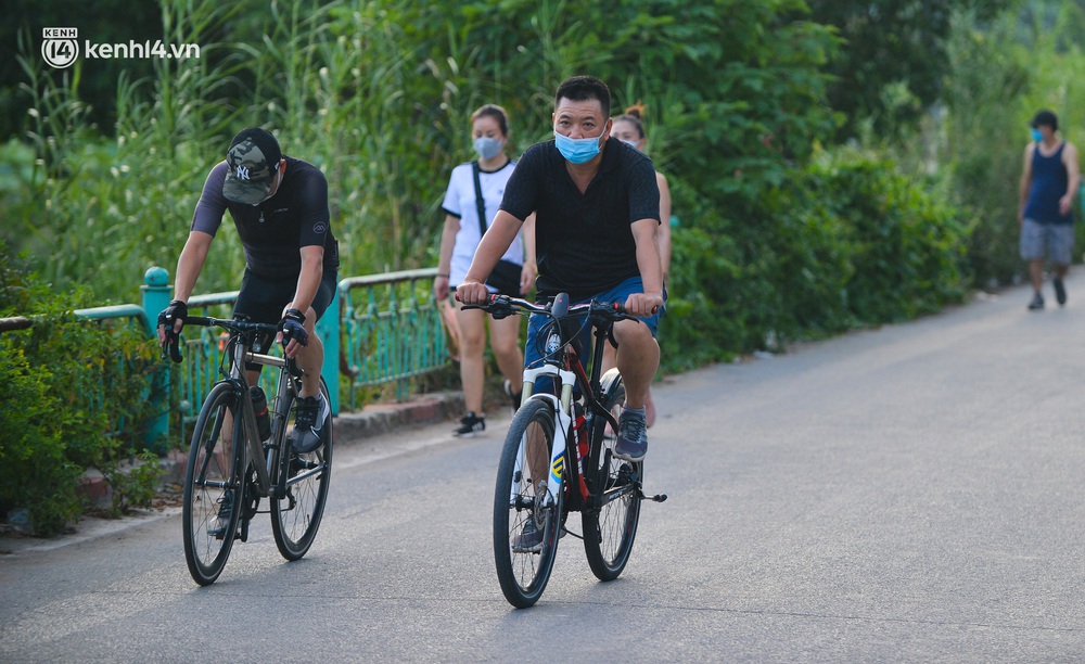 Ảnh: Hà Nội cấm triệt để, hồ Tây lập chốt chặn, hồ Gươm chăng rào kín vẫn không ngăn được người dân tập thể dục - Ảnh 4. Ảnh: Hà Nội cấm triệt để, hồ Tây lập chốt chặn, hồ Gươm chăng rào kín vẫn không ngăn được người dân tập thể dục - Ảnh 4.