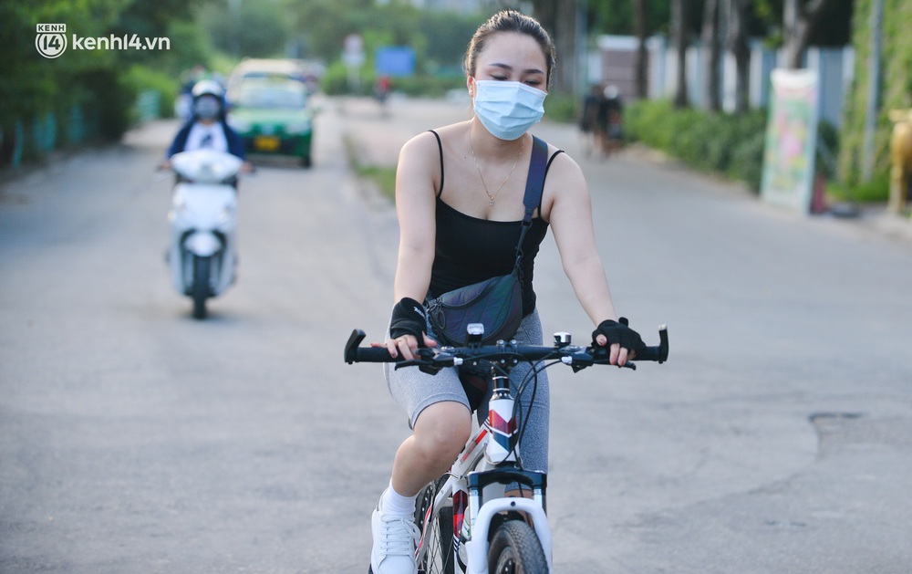 Ảnh: Hà Nội cấm triệt để, hồ Tây lập chốt chặn, hồ Gươm chăng rào kín vẫn không ngăn được người dân tập thể dục - Ảnh 5. Ảnh: Hà Nội cấm triệt để, hồ Tây lập chốt chặn, hồ Gươm chăng rào kín vẫn không ngăn được người dân tập thể dục - Ảnh 5.