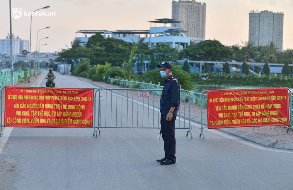 Ảnh: Hà Nội cấm triệt để, hồ Tây lập chốt chặn, hồ Gươm chăng rào kín vẫn không ngăn được người dân tập thể dục - Ảnh 2. Ảnh: Hà Nội cấm triệt để, hồ Tây lập chốt chặn, hồ Gươm chăng rào kín vẫn không ngăn được người dân tập thể dục - Ảnh 2.