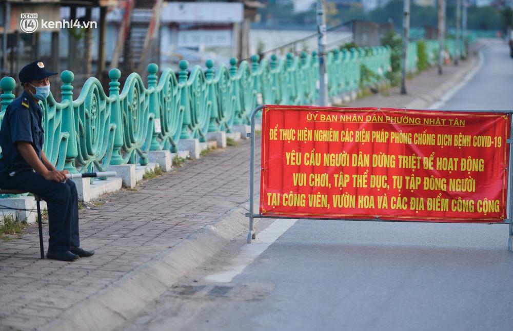 Ảnh: Hà Nội cấm triệt để, hồ Tây lập chốt chặn, hồ Gươm chăng rào kín vẫn không ngăn được người dân tập thể dục - Ảnh 3. Ảnh: Hà Nội cấm triệt để, hồ Tây lập chốt chặn, hồ Gươm chăng rào kín vẫn không ngăn được người dân tập thể dục - Ảnh 3.