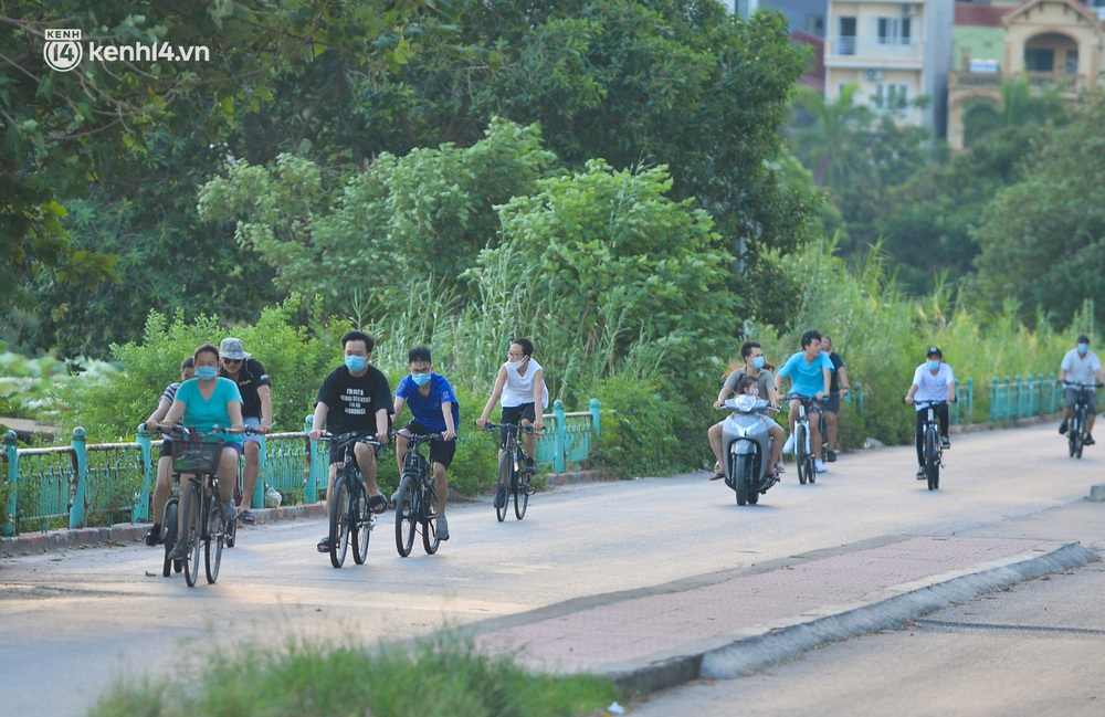 Ảnh: Hà Nội cấm triệt để, hồ Tây lập chốt chặn, hồ Gươm chăng rào kín vẫn không ngăn được người dân tập thể dục - Ảnh 1. Ảnh: Hà Nội cấm triệt để, hồ Tây lập chốt chặn, hồ Gươm chăng rào kín vẫn không ngăn được người dân tập thể dục - Ảnh 1.