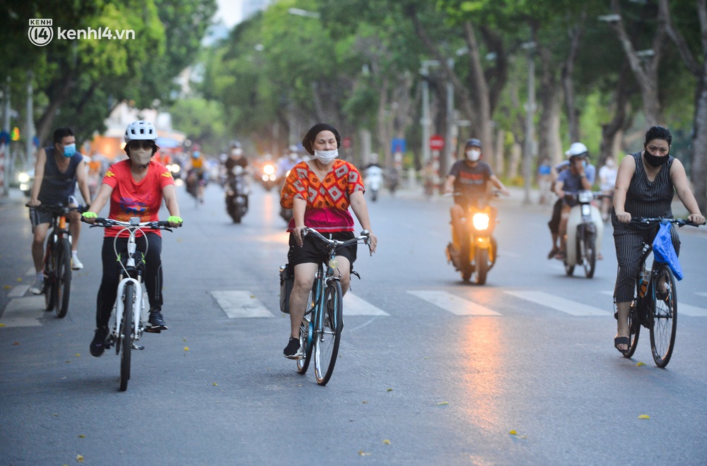Ảnh: Hà Nội cấm triệt để, hồ Tây lập chốt chặn, hồ Gươm chăng rào kín vẫn không ngăn được người dân tập thể dục - Ảnh 7. Ảnh: Hà Nội cấm triệt để, hồ Tây lập chốt chặn, hồ Gươm chăng rào kín vẫn không ngăn được người dân tập thể dục - Ảnh 7.