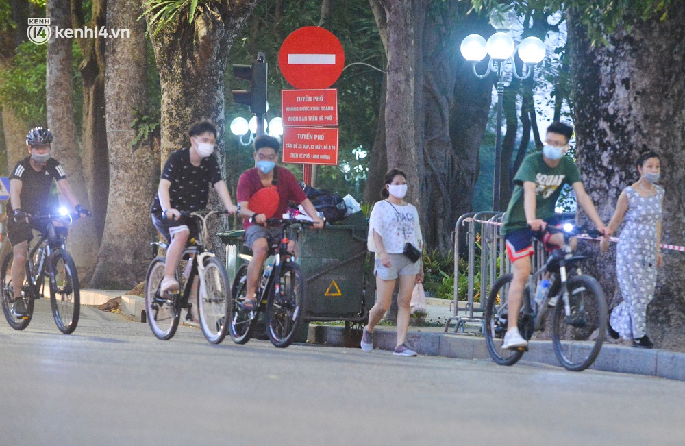 Ảnh: Hà Nội cấm triệt để, hồ Tây lập chốt chặn, hồ Gươm chăng rào kín vẫn không ngăn được người dân tập thể dục - Ảnh 13. Ảnh: Hà Nội cấm triệt để, hồ Tây lập chốt chặn, hồ Gươm chăng rào kín vẫn không ngăn được người dân tập thể dục - Ảnh 13.