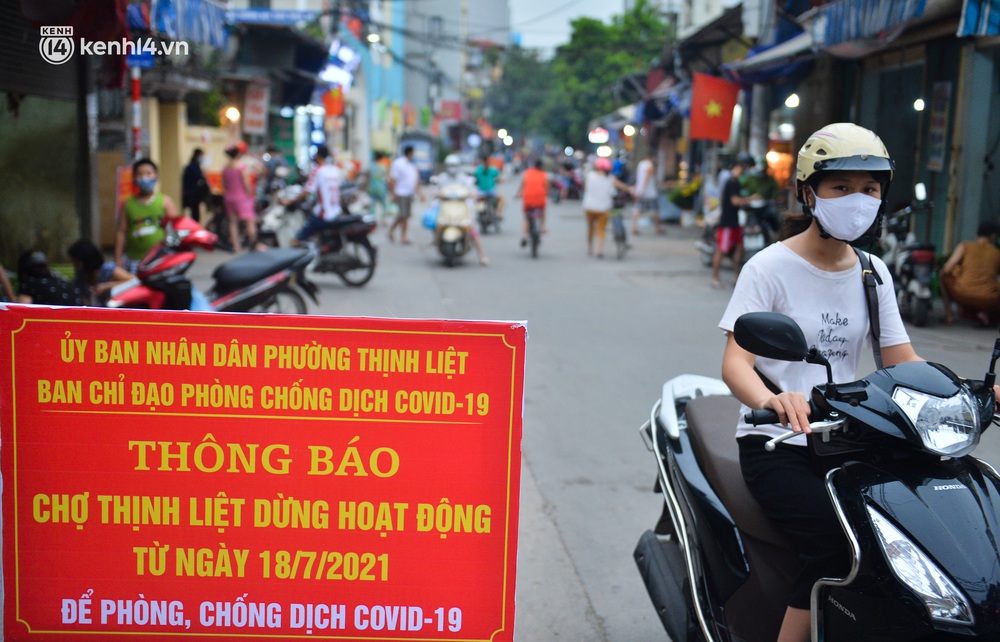 Ảnh: Bất chấp lệnh cấm, chợ liên quan ca dương tính ở Hà Nội vẫn tấp nập người mua kẻ bán - Ảnh 1. Ảnh: Bất chấp lệnh cấm, chợ liên quan ca dương tính ở Hà Nội vẫn tấp nập người mua kẻ bán - Ảnh 1.