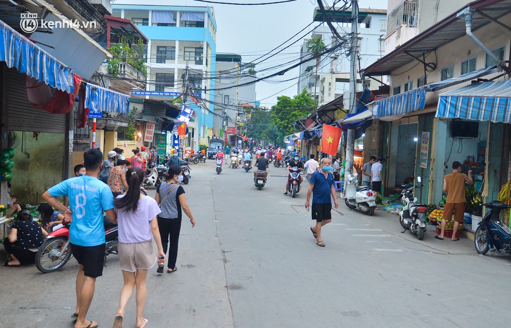 Ảnh: Bất chấp lệnh cấm, chợ liên quan ca dương tính ở Hà Nội vẫn tấp nập người mua kẻ bán - Ảnh 2. Ảnh: Bất chấp lệnh cấm, chợ liên quan ca dương tính ở Hà Nội vẫn tấp nập người mua kẻ bán - Ảnh 2.