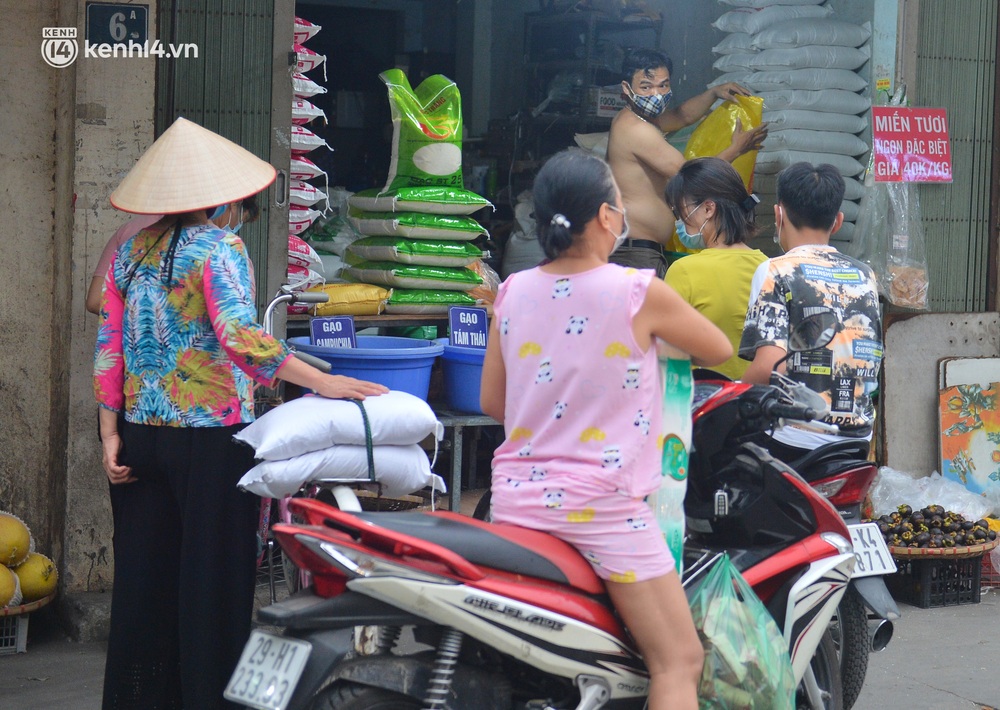 Ảnh: Bất chấp lệnh cấm, chợ liên quan ca dương tính ở Hà Nội vẫn tấp nập người mua kẻ bán - Ảnh 5. Ảnh: Bất chấp lệnh cấm, chợ liên quan ca dương tính ở Hà Nội vẫn tấp nập người mua kẻ bán - Ảnh 5.