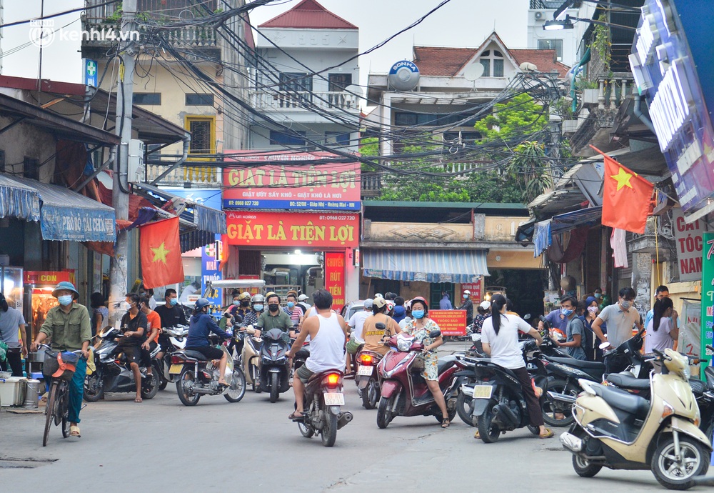 Ảnh: Bất chấp lệnh cấm, chợ liên quan ca dương tính ở Hà Nội vẫn tấp nập người mua kẻ bán - Ảnh 3. Ảnh: Bất chấp lệnh cấm, chợ liên quan ca dương tính ở Hà Nội vẫn tấp nập người mua kẻ bán - Ảnh 3.