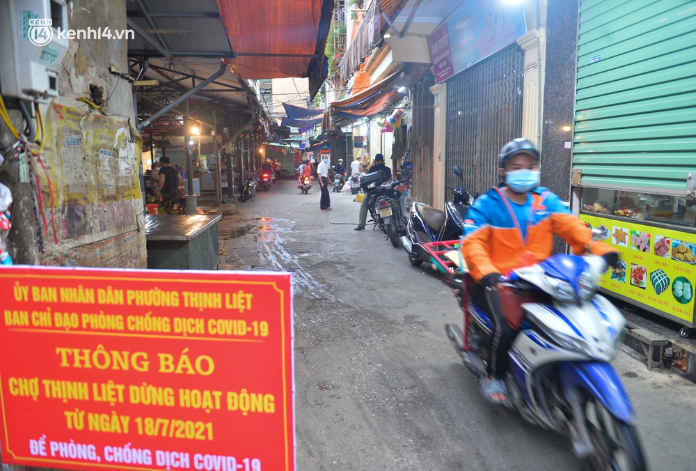 Ảnh: Bất chấp lệnh cấm, chợ liên quan ca dương tính ở Hà Nội vẫn tấp nập người mua kẻ bán - Ảnh 8. Ảnh: Bất chấp lệnh cấm, chợ liên quan ca dương tính ở Hà Nội vẫn tấp nập người mua kẻ bán - Ảnh 8.