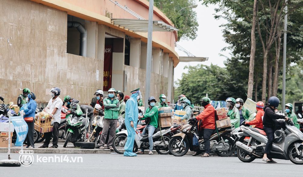 Đội quân shipper đổ bộ đến những bệnh viện dã chiến để giao hàng hóa cho bệnh nhân Covid-19 ở Sài Gòn - Ảnh 1.