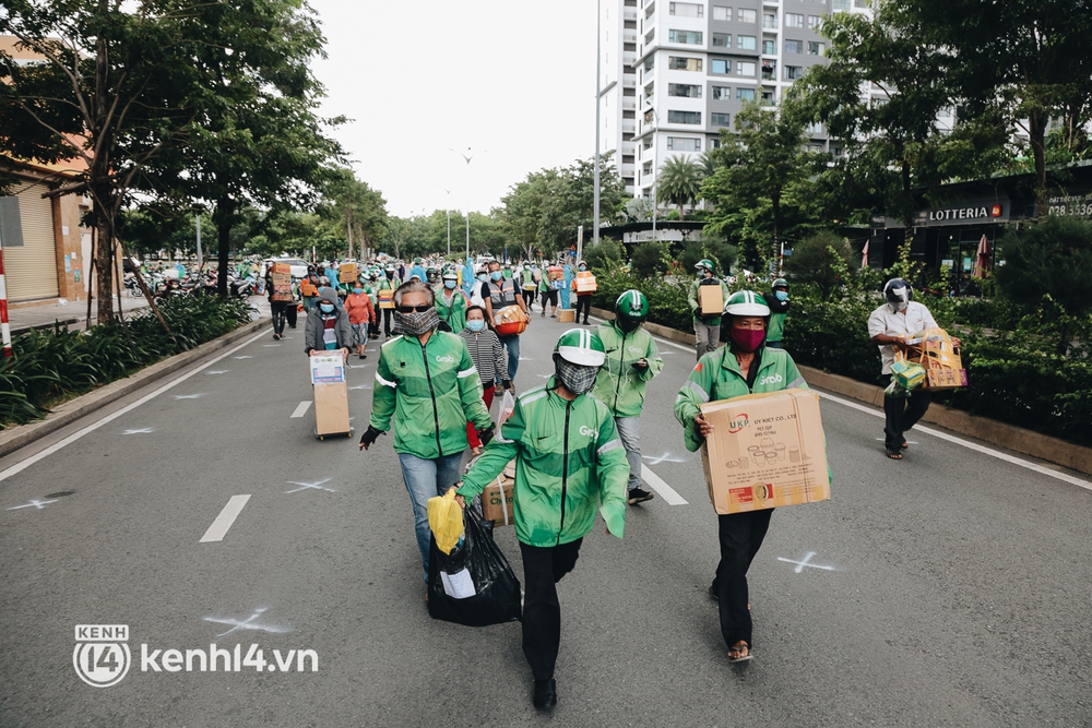 Đội quân shipper “đổ bộ” đến những bệnh viện dã chiến để giao hàng hóa cho bệnh nhân Covid-19 ở Sài Gòn - Ảnh 11.