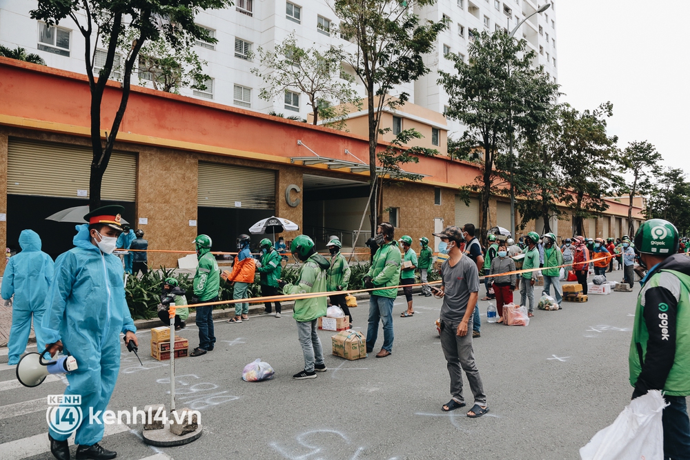 Đội quân shipper “đổ bộ” đến những bệnh viện dã chiến để giao hàng hóa cho bệnh nhân Covid-19 ở Sài Gòn - Ảnh 15.