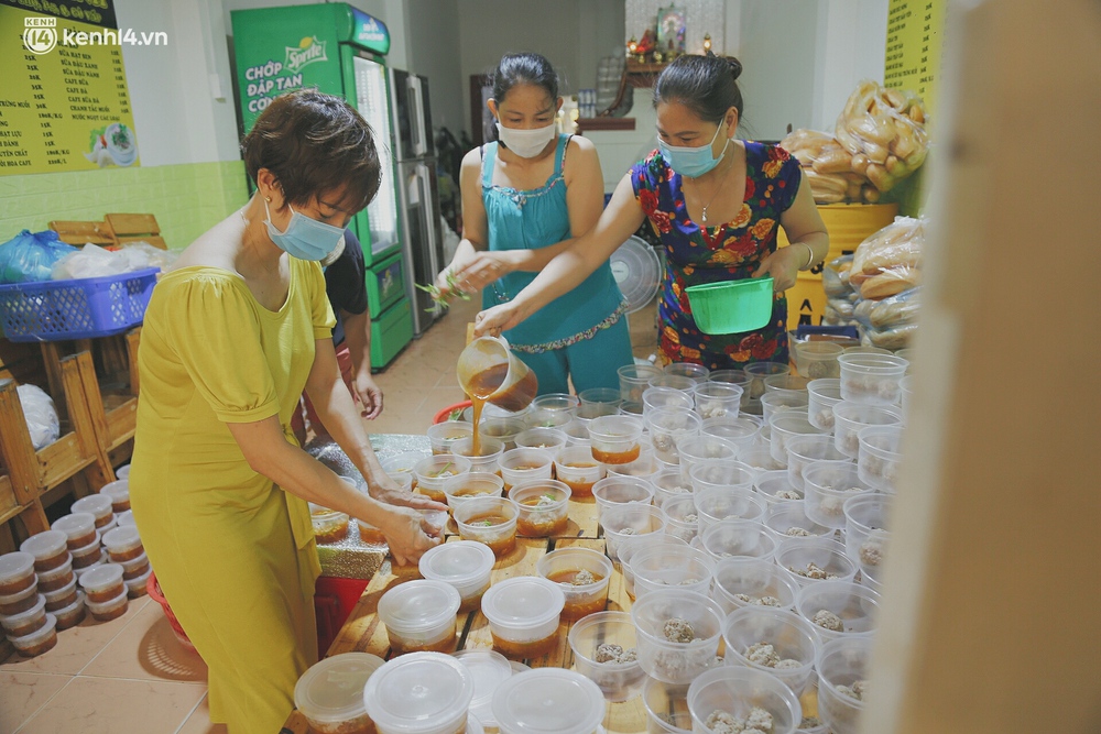 Mẹ khiếm thị, con trai nấu cơm rồi đi khắp Sài Gòn để tặng người khuyết tật: Mẹ có anh đi còn té ngã, cô chú ngoài kia chẳng biết sống sao - Ảnh 1. Mẹ khiếm thị, con trai nấu cơm rồi đi khắp Sài Gòn để tặng người khuyết tật: Mẹ có anh đi còn té ngã, cô chú ngoài kia chẳng biết sống sao - Ảnh 1.