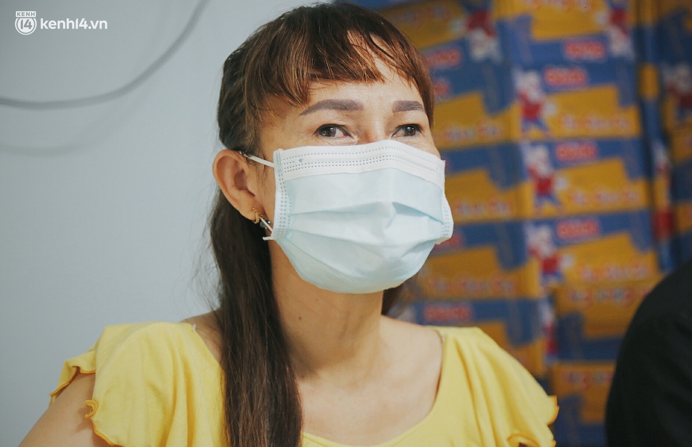 Mẹ khiếm thị, con trai nấu cơm rồi đi khắp Sài Gòn để tặng người khuyết tật: Mẹ có anh đi còn té ngã, cô chú ngoài kia chẳng biết sống sao - Ảnh 5. Mẹ khiếm thị, con trai nấu cơm rồi đi khắp Sài Gòn để tặng người khuyết tật: Mẹ có anh đi còn té ngã, cô chú ngoài kia chẳng biết sống sao - Ảnh 5.