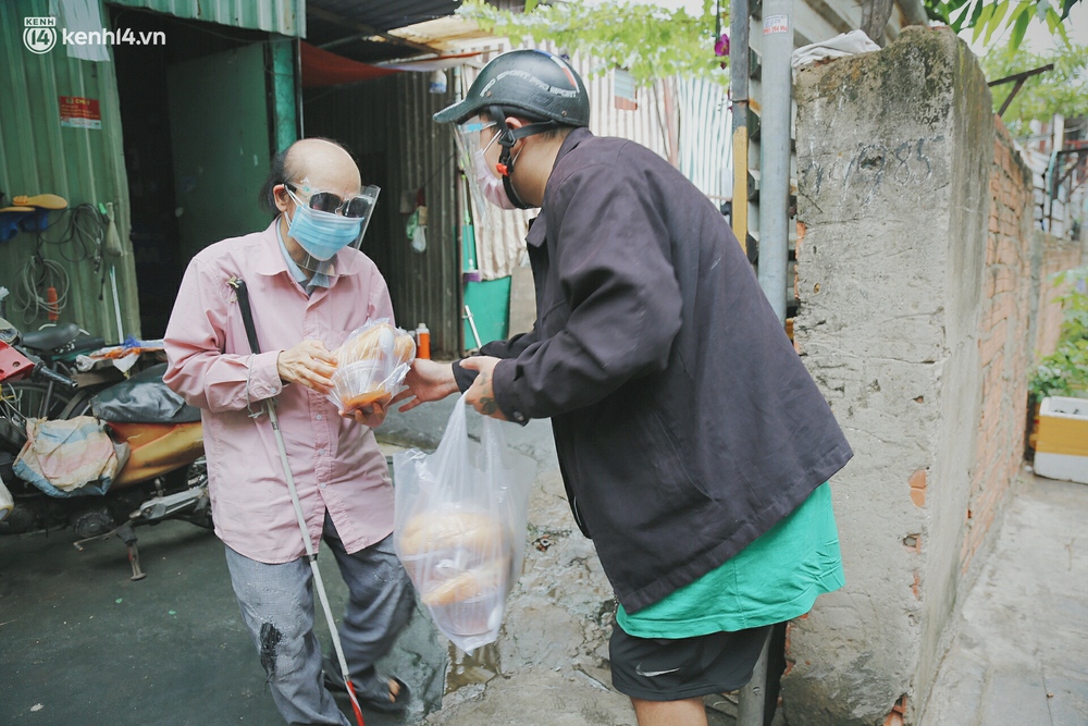 Mẹ khiếm thị, con trai nấu cơm rồi đi khắp Sài Gòn để tặng người khuyết tật: Mẹ có anh đi còn té ngã, cô chú ngoài kia chẳng biết sống sao - Ảnh 9. Mẹ khiếm thị, con trai nấu cơm rồi đi khắp Sài Gòn để tặng người khuyết tật: Mẹ có anh đi còn té ngã, cô chú ngoài kia chẳng biết sống sao - Ảnh 9.