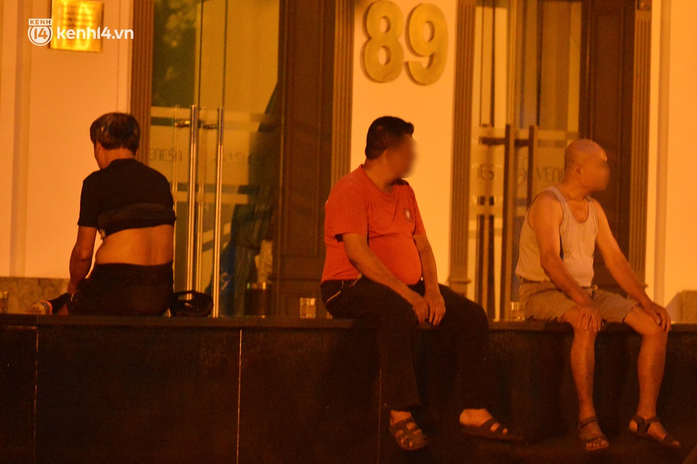 Hà Nội: Người dân né chốt, nửa đêm đến hồ Gươm tập thể dục dù công an canh gác xuyên đêm - Ảnh 15. Hà Nội: Người dân né chốt, nửa đêm đến hồ Gươm tập thể dục dù công an canh gác xuyên đêm - Ảnh 15.