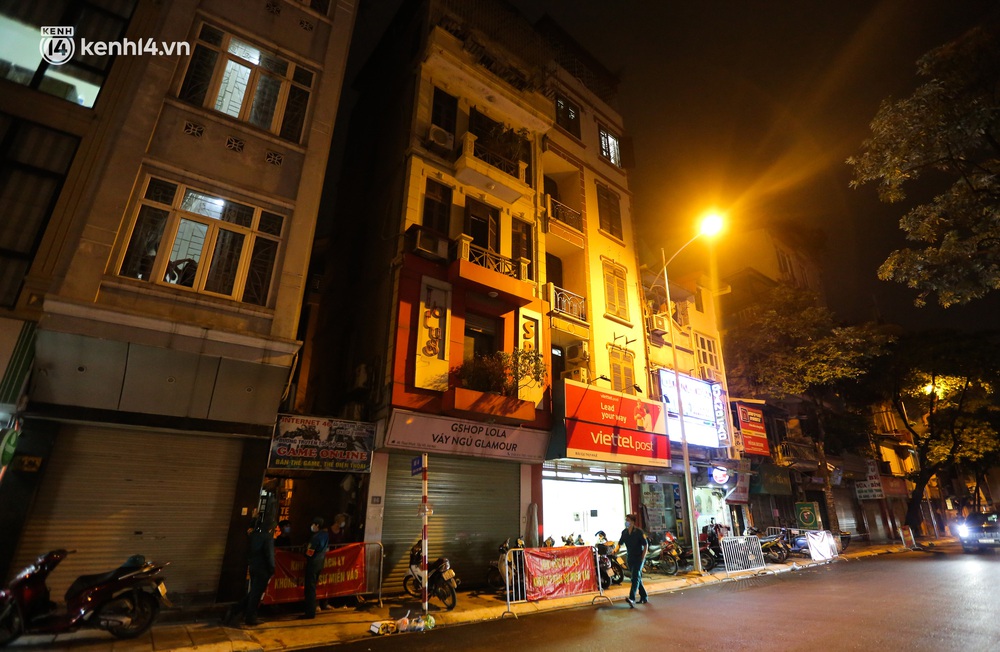 Hà Nội: Phong toả, lấy mẫu xét nghiệm xuyên đêm cho người dân sau 2 ca dương tính SARS-CoV-2 mới tại Tây Hồ - Ảnh 1. Hà Nội: Phong toả, lấy mẫu xét nghiệm xuyên đêm cho người dân sau 2 ca dương tính SARS-CoV-2 mới tại Tây Hồ - Ảnh 1.