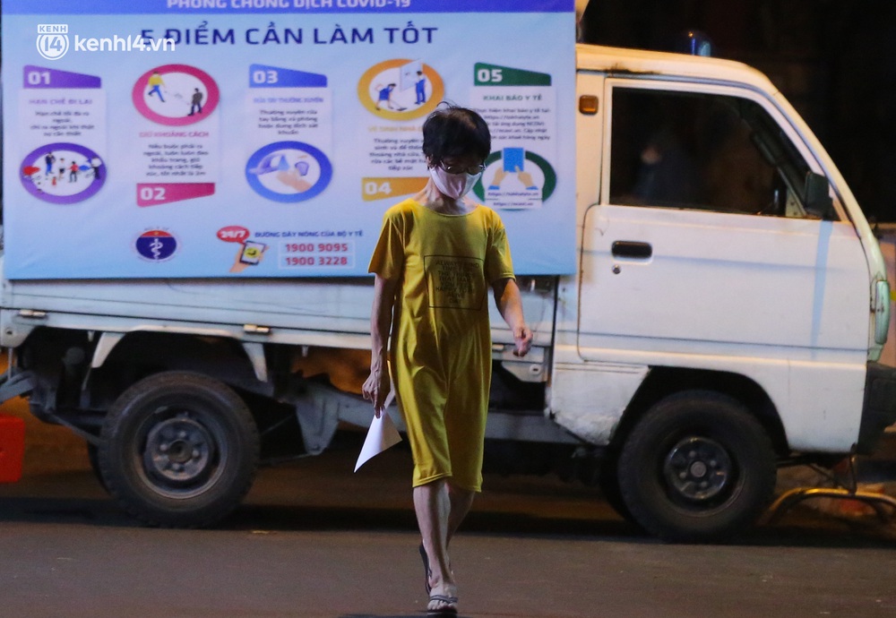 Hà Nội: Phong toả, lấy mẫu xét nghiệm xuyên đêm cho người dân sau 2 ca dương tính SARS-CoV-2 mới tại Tây Hồ - Ảnh 9. Hà Nội: Phong toả, lấy mẫu xét nghiệm xuyên đêm cho người dân sau 2 ca dương tính SARS-CoV-2 mới tại Tây Hồ - Ảnh 9.