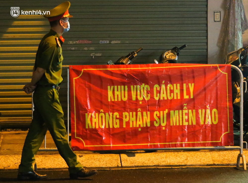 Hà Nội: Phong toả, lấy mẫu xét nghiệm xuyên đêm cho người dân sau 2 ca dương tính SARS-CoV-2 mới tại Tây Hồ - Ảnh 3. Hà Nội: Phong toả, lấy mẫu xét nghiệm xuyên đêm cho người dân sau 2 ca dương tính SARS-CoV-2 mới tại Tây Hồ - Ảnh 3.