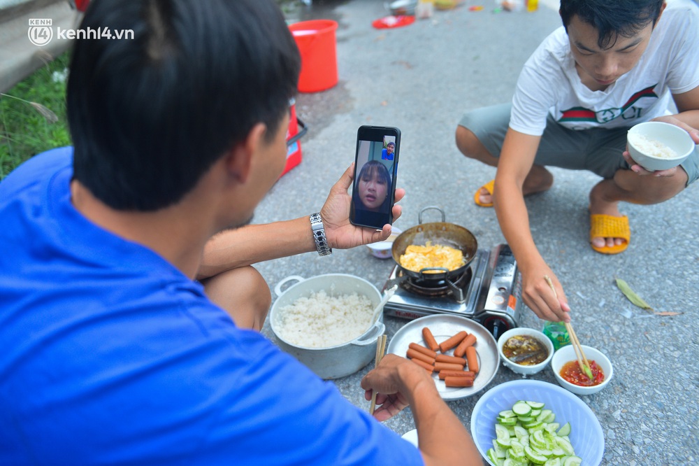 Tài xế container nấu ăn bên lề đường, chờ giấy thông hành để vào Hà Nội: Tôi bị kẹt ở đây 5 ngày rồi chưa chuyển hàng được - Ảnh 9. Tài xế container nấu ăn bên lề đường, chờ giấy thông hành để vào Hà Nội: Tôi bị kẹt ở đây 5 ngày rồi chưa chuyển hàng được - Ảnh 9.