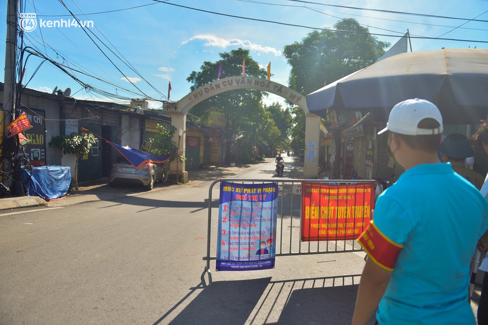 Ảnh: Lập chốt tại các làng ở quận Nam Từ Liêm, người dân ra ngoài không cần thiết sẽ bị xử phạt - Ảnh 5.