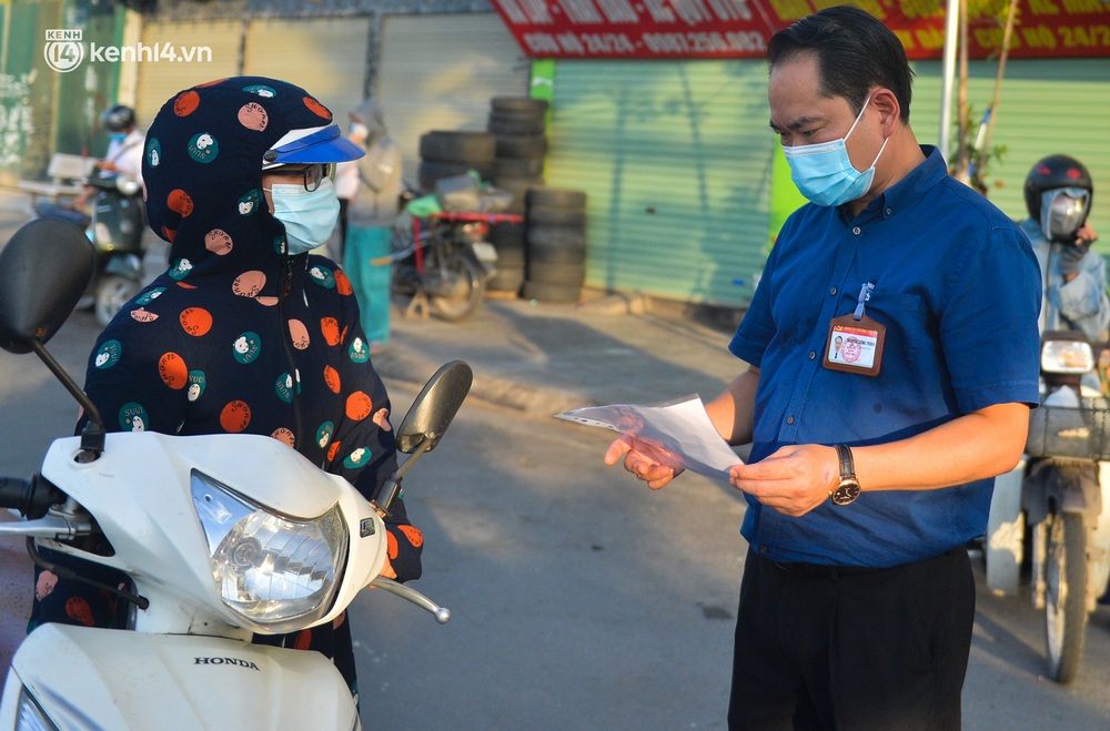 Ảnh: Lập chốt tại các làng ở quận Nam Từ Liêm, người dân ra ngoài không cần thiết sẽ bị xử phạt - Ảnh 13.