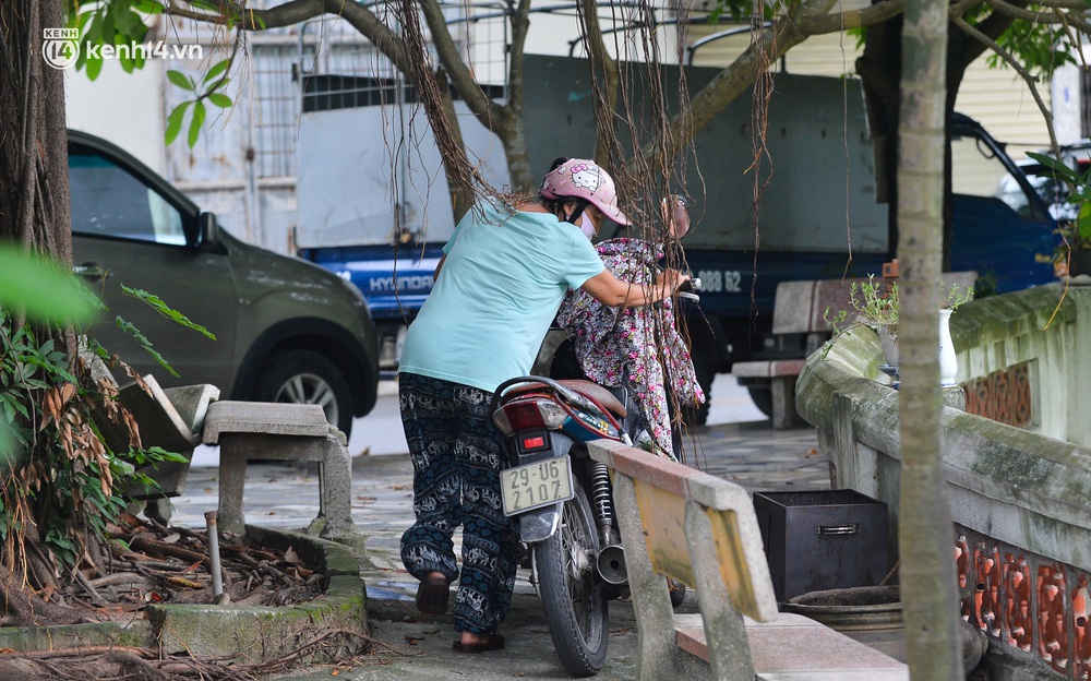 Điều xe tải, dùng gạch, thùng container làm chốt phong tỏa: Người dân vẫn dùng mọi cách để thông chốt - Ảnh 12.