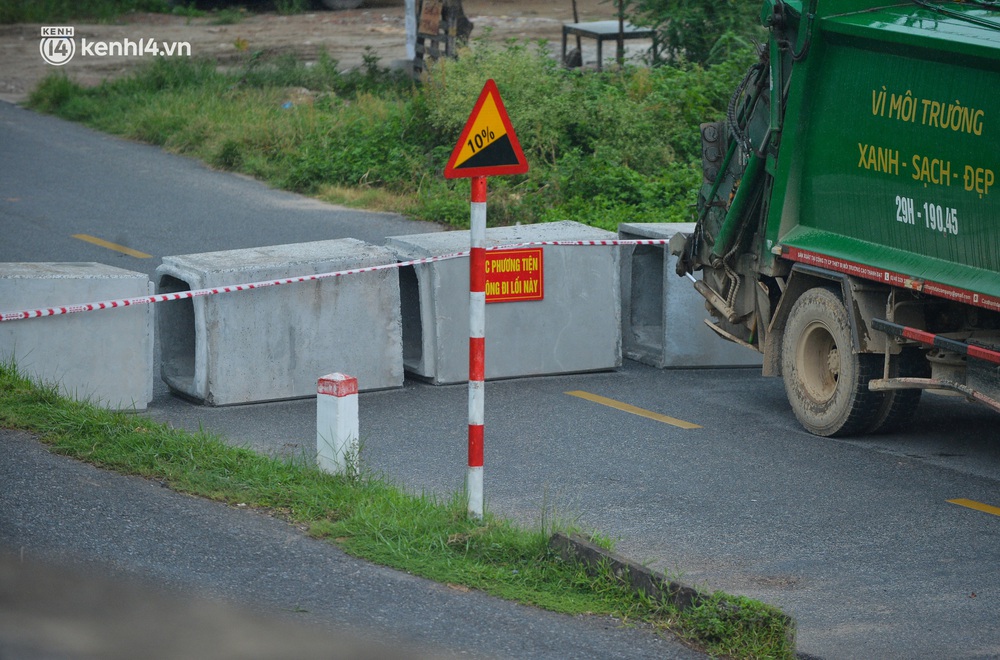 Điều xe tải, dùng gạch, thùng container làm chốt phong tỏa: Người dân vẫn dùng mọi cách để thông chốt - Ảnh 6.