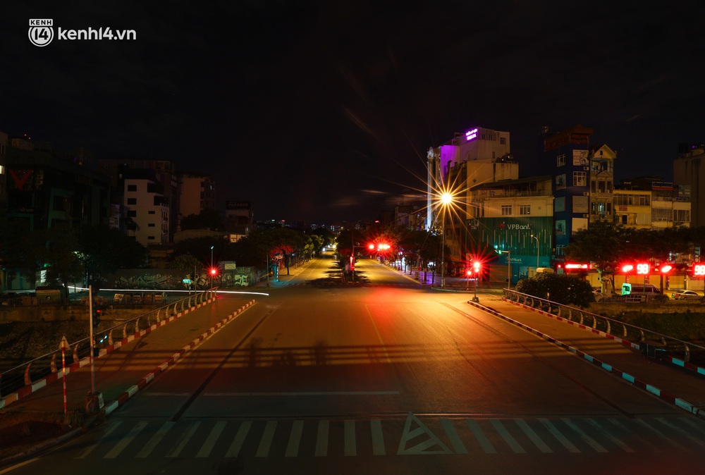 Ảnh: Đêm Hà Nội vắng hơn Tết, đường phố không một bóng người trong những ngày giãn cách xã hội - Ảnh 8.