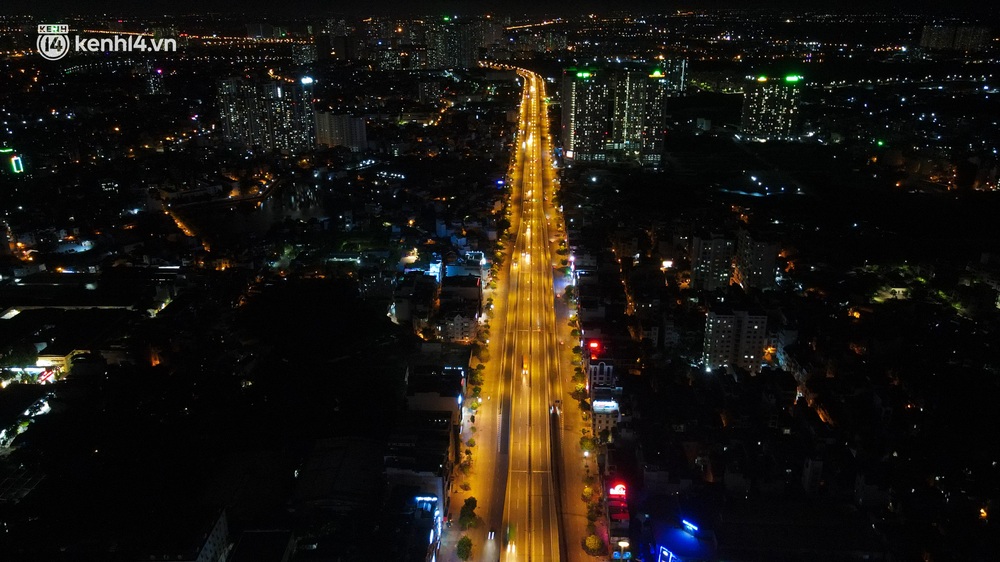 Ảnh: Đêm Hà Nội vắng hơn Tết, đường phố không một bóng người trong những ngày giãn cách xã hội - Ảnh 1.