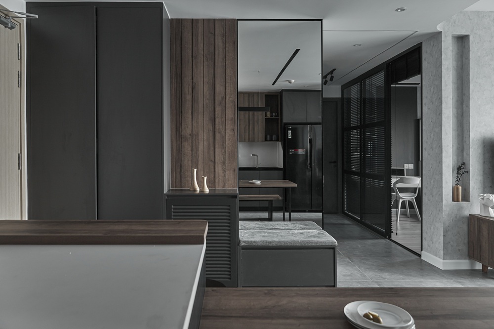Vợ chồng trẻ mua căn hộ 76m2, chọn màu bê tông sắc lạnh nhìn chất như phim - Ảnh 2.