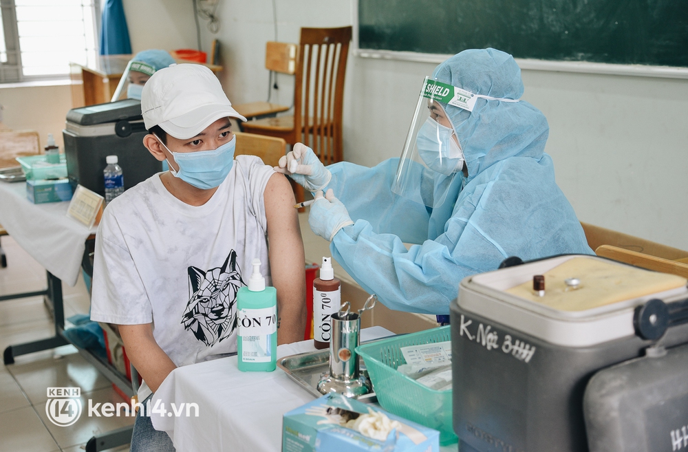 Thần tốc tiêm vaccine đại trà cho người dân ở TP.HCM  - Ảnh 10.